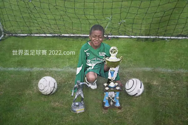 出生足球世家-年僅4歲即展開他的足球生涯-世界杯2022.com